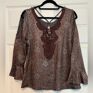 Pretty Angel NWT elegant lace front, flute sleeve, open shoulder, size L
